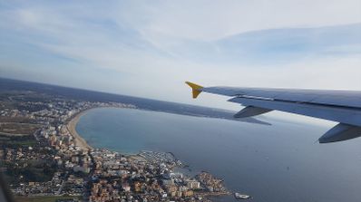 Vista aérea desde la ventanilla de un avión de Vueling sobrevolando la costa de Palma de Mallorca.