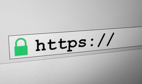 Primer plano de una barra de direcciones de navegador con el protocolo seguro https y un icono de candado verde.