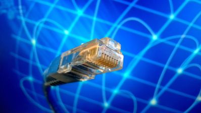 Primer plano de un conector de cable Ethernet RJ45 con fondo digital azul.