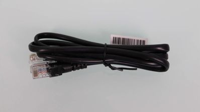 Cable Ethernet negro enrollado con conectores RJ45 y etiqueta de código de barras sobre un fondo claro.