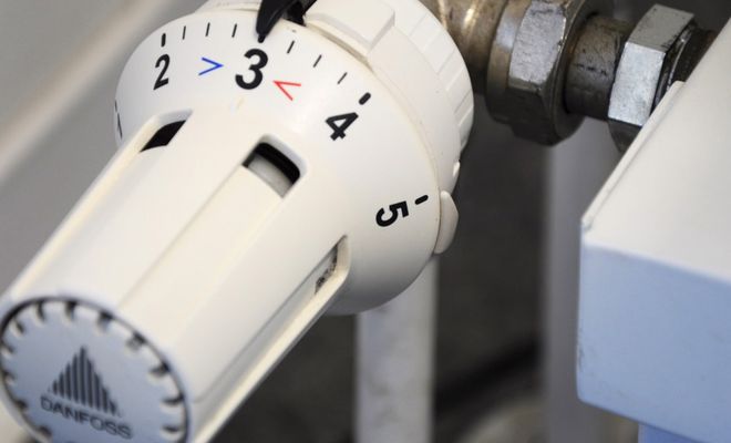 Primer plano de una válvula termostática de radiador Danfoss con el dial ajustado en el número tres.
