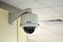 Cámara de seguridad domo de la marca Dahua instalada en el soporte de una pared interior.