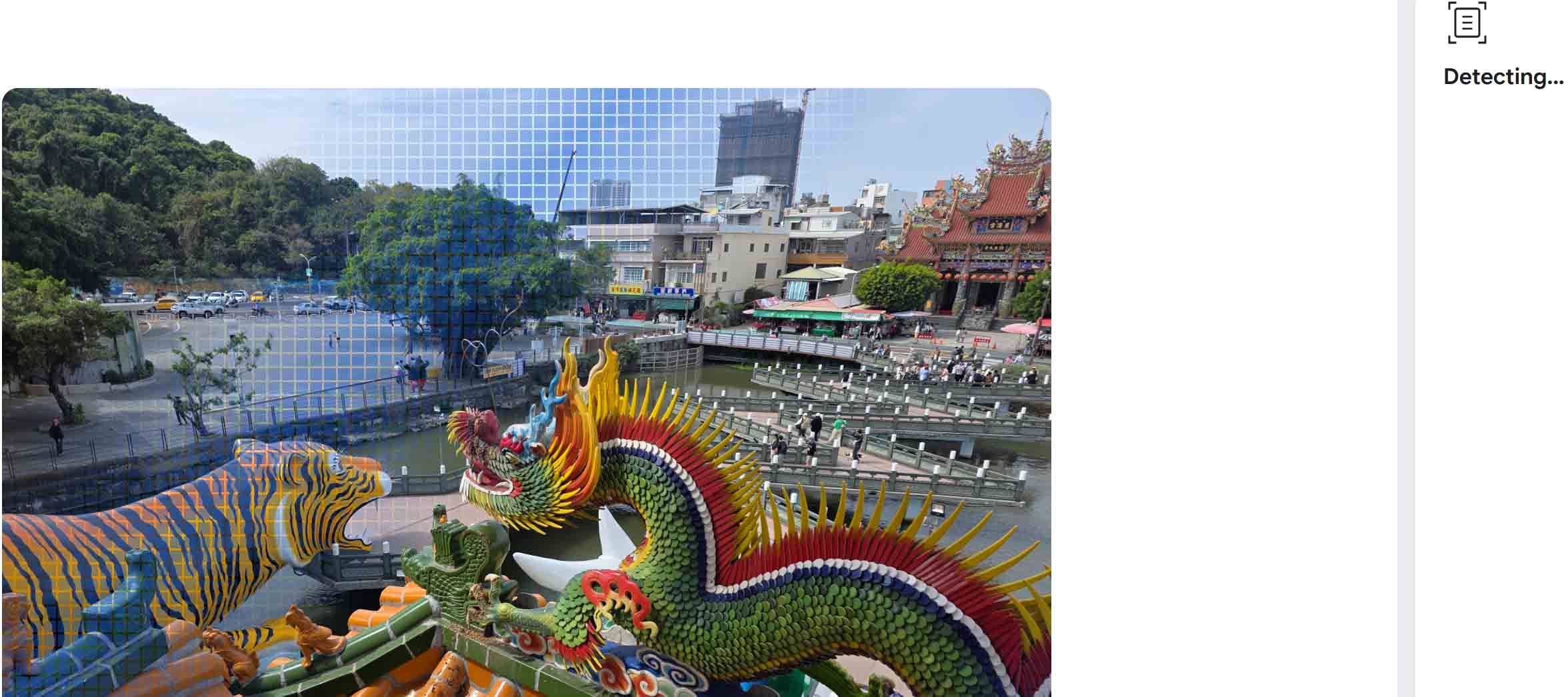 Interfaz de una herramienta de análisis digital examinando una fotografía de un paisaje urbano con figuras de dragones.