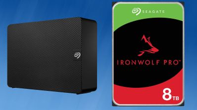Disco duro externo Seagate y unidad interna IronWolf Pro de 8 TB sobre fondo azul.