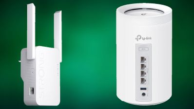 Extensor de Wi-Fi de pared Strong con antenas externas y nodo de red en malla TP-Link con puertos Ethernet sobre fondo verde.