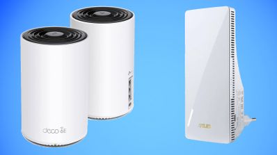 Dos nodos de un sistema Wi-Fi de malla TP-Link Deco y un repetidor inalámbrico ASUS sobre un fondo azul.