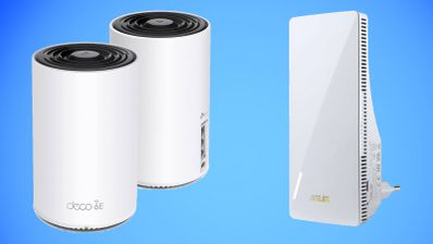 Dos nodos de un sistema Wi-Fi de malla TP-Link Deco y un repetidor inalámbrico ASUS sobre un fondo azul.