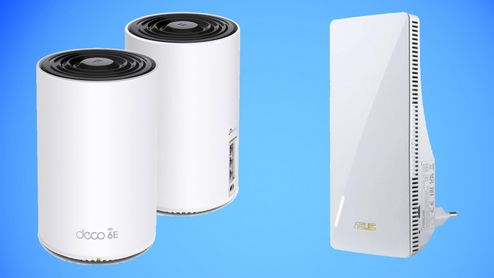 Dos nodos de un sistema Wi-Fi de malla TP-Link Deco y un repetidor inalámbrico ASUS sobre un fondo azul.