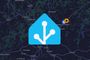 Logotipo de Home Assistant sobre un mapa cartográfico en modo oscuro con indicadores de ubicación.