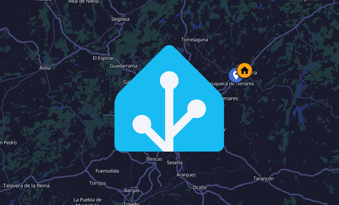 Logotipo de Home Assistant sobre un mapa cartográfico en modo oscuro con indicadores de ubicación.