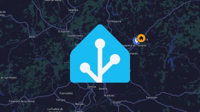 Logotipo de Home Assistant sobre un mapa cartográfico en modo oscuro con indicadores de ubicación.