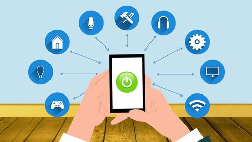 Ilustración de un smartphone con un botón de encendido central rodeado de iconos de servicios inteligentes y domótica.