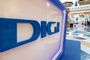 Logotipo de DIGI en letras azules corpóreas sobre un soporte blanco iluminado en un centro comercial.