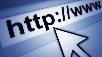 Primer plano de una barra de direcciones de navegador web con el protocolo http y el inicio de una dirección www señalado por un cursor.