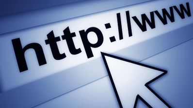 Primer plano de una barra de direcciones de navegador web con el protocolo http y el inicio de una dirección www señalado por un cursor.