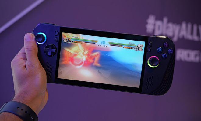 Consola portátil ejecutando un videojuego de lucha con efectos de iluminación RGB en los joysticks.