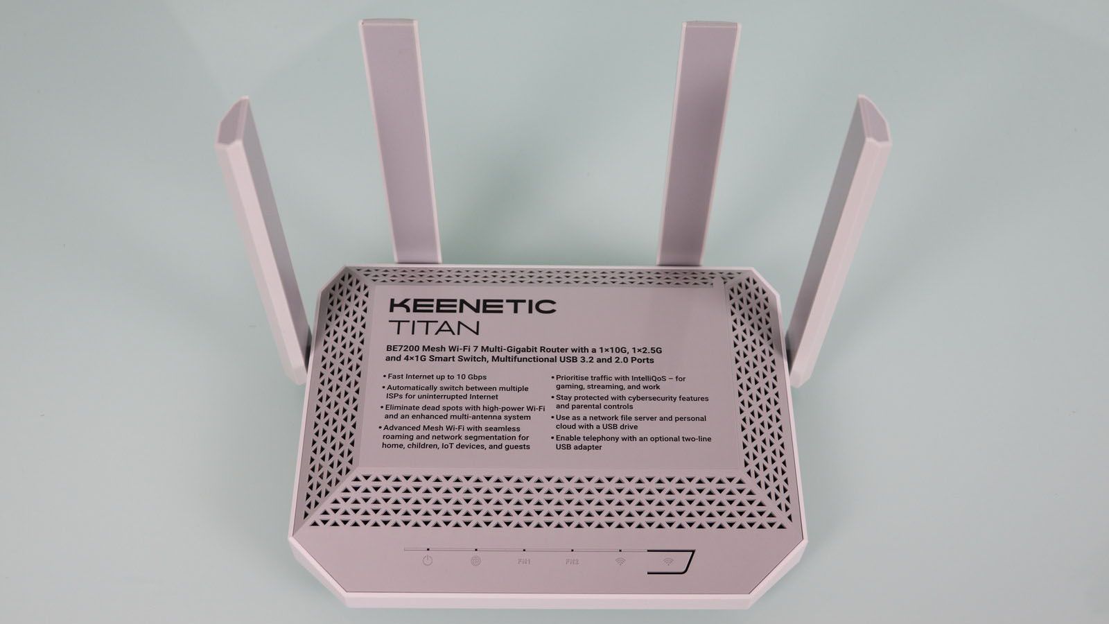 Router Keenetic Titan con tecnología wifi7 y cuatro antenas externas sobre una superficie clara.