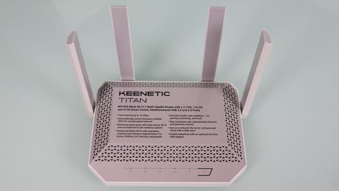 Router Keenetic Titan con tecnología wifi7 y cuatro antenas externas sobre una superficie clara.