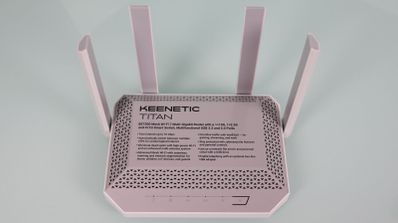 Router Keenetic Titan con tecnología wifi7 y cuatro antenas externas sobre una superficie clara.