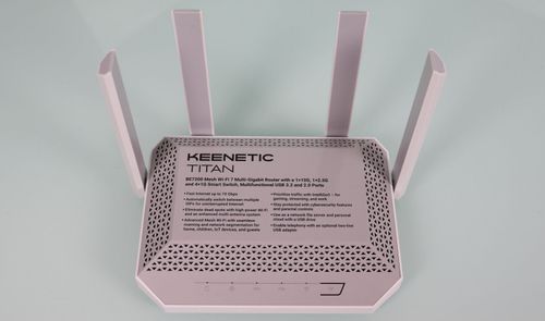 Router Keenetic Titan con tecnología wifi7 y cuatro antenas externas sobre una superficie clara.