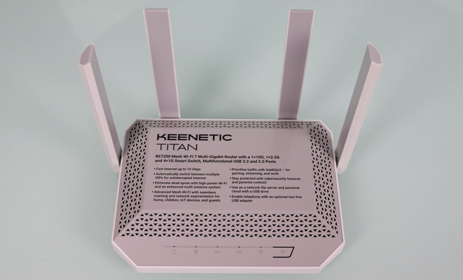 Router Keenetic Titan con tecnología wifi7 y cuatro antenas externas sobre una superficie clara.