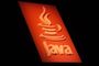 Icono de una taza de café humeante sobre la palabra Java en relieve.