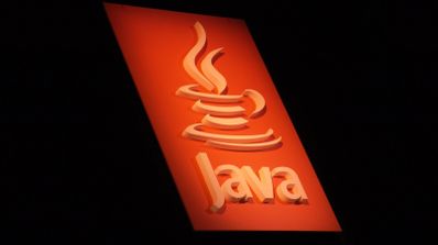 Icono de una taza de café humeante sobre la palabra Java en relieve.