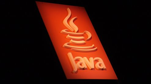 Icono de una taza de café humeante sobre la palabra Java en relieve.