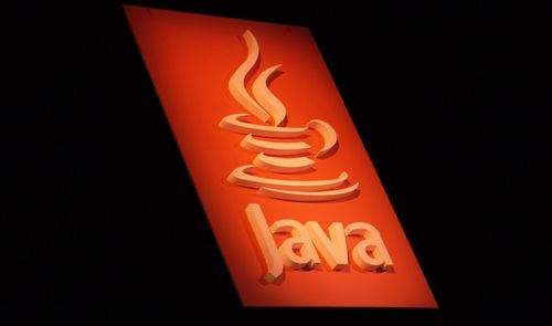 Icono de una taza de café humeante sobre la palabra Java en relieve.
