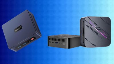 Tres mini PC de diferentes marcas y diseños, incluyendo un modelo de Beelink, sobre un fondo azul degradado.