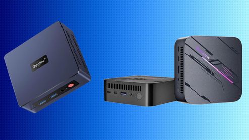 Tres mini PC de diferentes marcas y diseños, incluyendo un modelo de Beelink, sobre un fondo azul degradado.