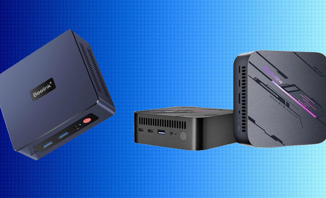 Tres mini PC de diferentes marcas y diseños, incluyendo un modelo de Beelink, sobre un fondo azul degradado.