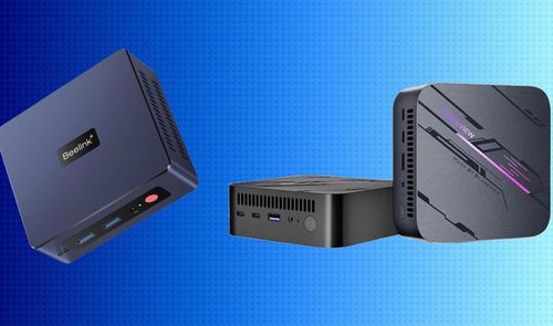 Tres mini PC de diferentes marcas y diseños, incluyendo un modelo de Beelink, sobre un fondo azul degradado.
