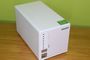 Servidor NAS QNAP TS-332X en color blanco sobre una mesa de madera.
