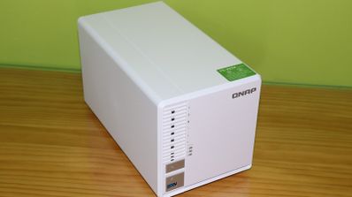 Servidor NAS QNAP TS-332X en color blanco sobre una mesa de madera.
