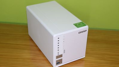 Servidor NAS QNAP TS-332X en color blanco sobre una mesa de madera.
