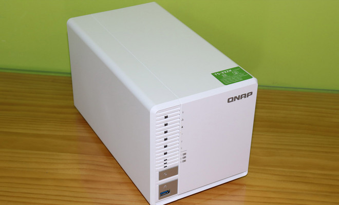 Servidor NAS QNAP TS-332X en color blanco sobre una mesa de madera.