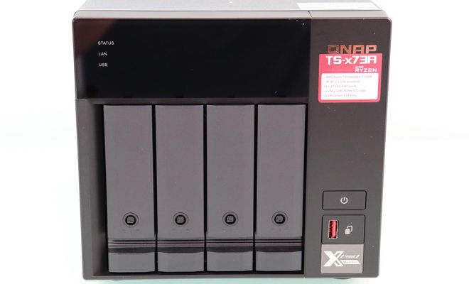 Vista frontal de un servidor NAS QNAP TS-473A con cuatro bahías para discos duros, botones de control y puertos de conexión rápidos.