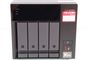 Vista frontal de un servidor NAS QNAP TS-473A con cuatro bahías para discos duros, botones de control y puertos de conexión rápidos.
