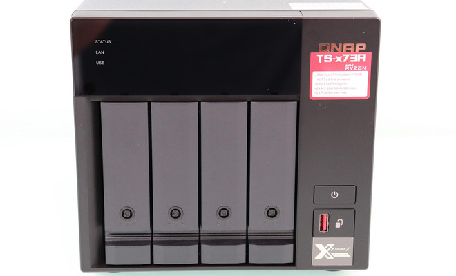 Vista frontal de un servidor NAS QNAP TS-473A con cuatro bahías para discos duros, botones de control y puertos de conexión rápidos.