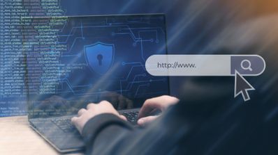 Persona utilizando un ordenador portátil con gráficos superpuestos de un escudo de seguridad y una barra de direcciones web.
