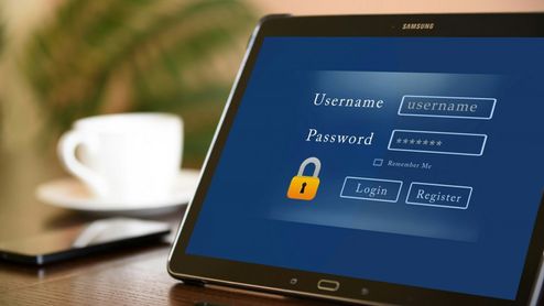 Tableta Samsung mostrando un formulario de inicio de sesión con campos para usuario y contraseña junto a un icono de candado.