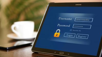 Tableta Samsung mostrando un formulario de inicio de sesión con campos para usuario y contraseña junto a un icono de candado.