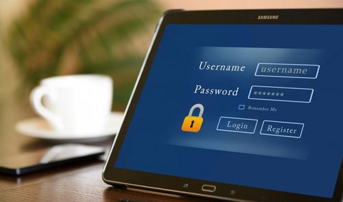 Tableta Samsung mostrando un formulario de inicio de sesión con campos para usuario y contraseña junto a un icono de candado.