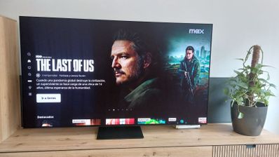 Interfaz de la aplicación Max en una televisión inteligente mostrando la serie The Last of Us.