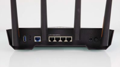 Panel posterior del router ASUS TUF-AX4200 mostrando puertos Ethernet, WAN, USB y tomas de corriente.