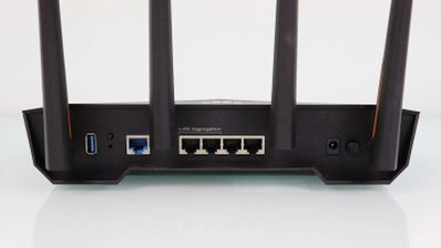 Panel posterior del router ASUS TUF-AX4200 mostrando puertos Ethernet, WAN, USB y tomas de corriente.