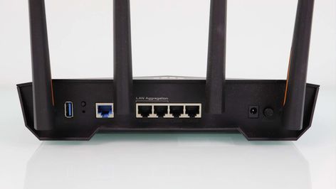 Panel posterior del router ASUS TUF-AX4200 mostrando puertos Ethernet, WAN, USB y tomas de corriente.