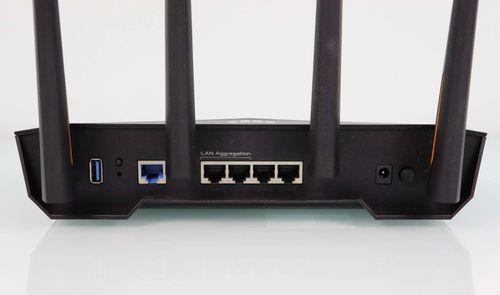 Panel posterior del router ASUS TUF-AX4200 mostrando puertos Ethernet, WAN, USB y tomas de corriente.