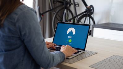 Usuario trabajando en un ordenador portátil que muestra una conexión VPN activa en pantalla.